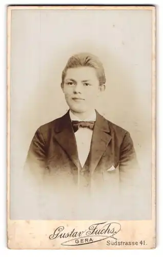 Fotografie Gustav Fuchs, Gera, Portrait junger Mann im Anzug mit Fliege
