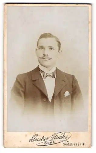 Fotografie Gustav Fuchs, Gera, Portrait bürgerlicher Herr mit Fliege und Schnurrbart