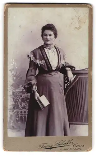 Fotografie Franz Scheffer, Gera, Portrait junge Dame im hübschen Kleid mit Buch