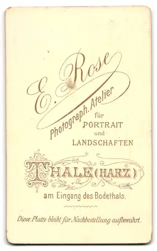 Fotografie E. Rose, Thale / Harz, Geschwister in Sonntagskleidung sitzend auf einem Fell
