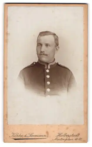 Fotografie Köhler & Jaemann, Halberstadt, Soldat mit Oberlippenbart in Uniform