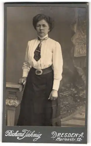 Fotografie Richard Jähnig, Dresden, Junge Frau in weisser Bluse mit dunklem Rock