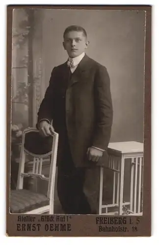 Fotografie Ernst Oehme, Freiberg i. S., Junger Mann im Anzug mit weisser Fliege