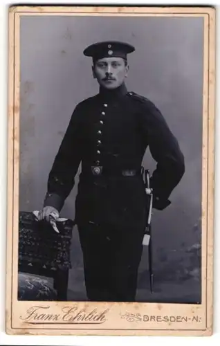 Fotografie Franz Ehrlich, Dresden, Junger Soldat in Uniform mit Oberlippenbart