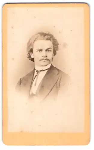 Fotografie Adolph Meiner, Zittau, Mann im Anzug mit Oberlippenbart