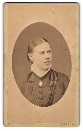 Fotografie Julius Grusche, Dresden, Dame im Sonntagskleid mit zusammengestecktem Haar