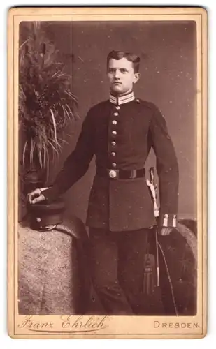 Fotografie Franz Ehrlich, Dresden, Soldat in Uniform mit aufrechtem Stand