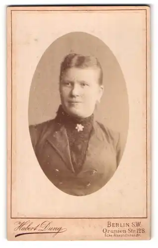 Fotografie Hubert Dung, Berlin-SW, Portrait Frau mit zusammengebundenem Haar