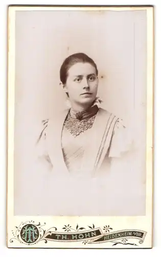 Fotografie Th. Höhn, Heidenheim a/Br, Portrait junge Dame mit zurückgebundenem Haar