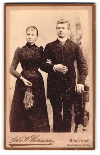 Fotografie W. Hertenstein, Berlin-SW, Portrait junges Paar in festlicher Kleidung