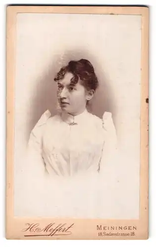 Fotografie H. Meffert, Meiningen, Portrait junge Frau in weissem Kleid