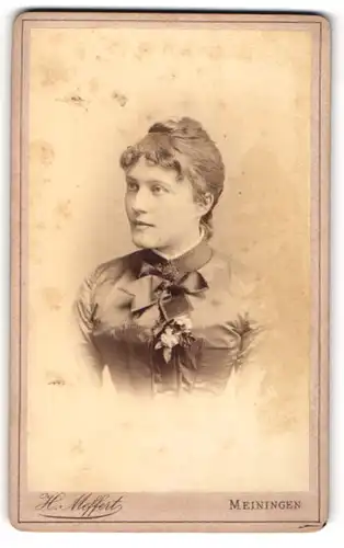 Fotografie H. Meffert, Meiningen, Portrait junge Frau mit zusammengebundenem Haar