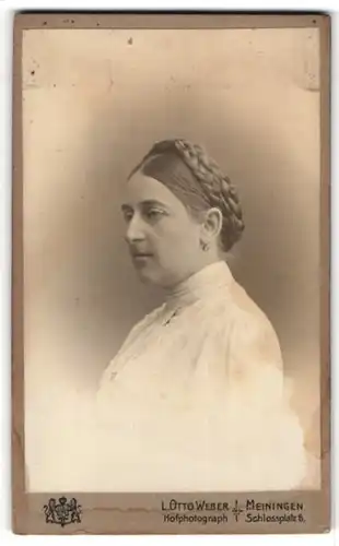 Fotografie L. Otto Weber, Meiningen, Portrait junge Frau mit geflochtenem Haar