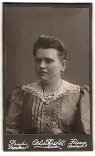 Fotografie Atelier Herzfeld, Dresden, Portrait Frau mit zusammengebundenem Haar