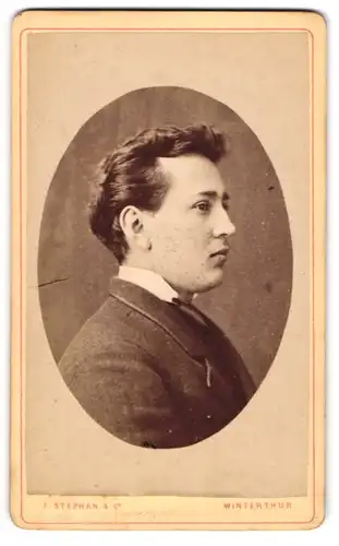 Fotografie F. Stephan & Cie, Winterthur, Profilportrait junger Herr mit zurückgekämmterm Haar