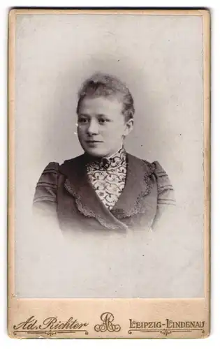 Fotografie Ad. Richter, Leipzig-Lindenau, Portrait Mädchen mit zusammengebundenem Haar