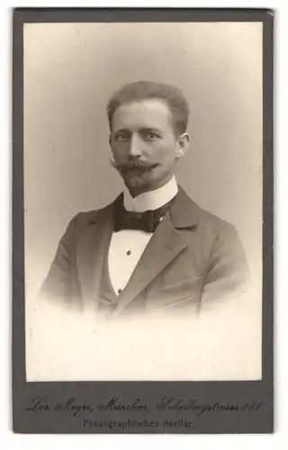 Fotografie Lor. Meyer, München, Portrait Herr mit Kinn- und Oberlippenbart