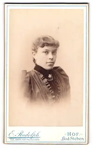 Fotografie E. Rudolph, Hof, Portrait Fräulein mit zusammengebundenem Haar