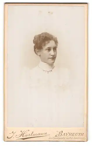 Fotografie J. Hartmann, Bayreuth, Portrait junge Dame mit zusammengebundenem Haar