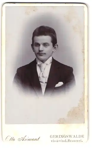 Fotografie Otto Asimont, Geringswalde, Portrait junger Herr in festlicher Garderobe