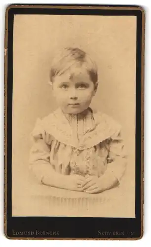 Fotografie Edmund Behncke, Schwerin i / M., Portrait niedliches Kleinkind in zeitgenössischer Kleidung
