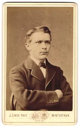 Fotografie J. Linck, Winterthur, Portrait modisch gekleideter Herr mit verschränkten Armen