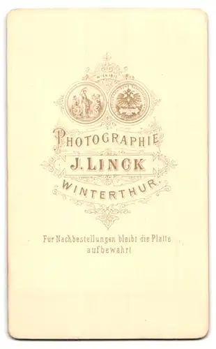 Fotografie J. Linck, Winterthur, Portrait modisch gekleideter Herr mit verschränkten Armen