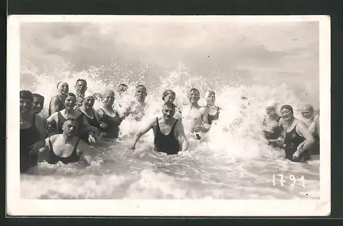 AK Männer und Frauen in Badeanzügen beim Baden