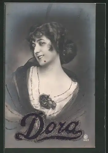 AK Namenstag Dora, lächelnde Frau mit Rosenblüte am Kleid
