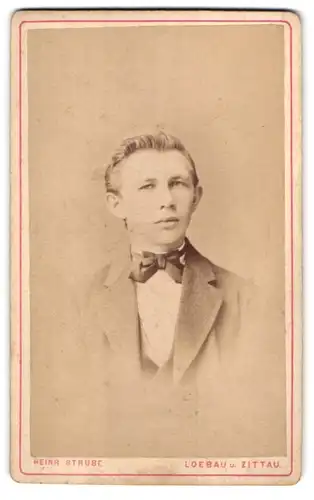 Fotografie Heinr. Strube, Zittau, Portrait junger Herr im Anzug mit Krawatte