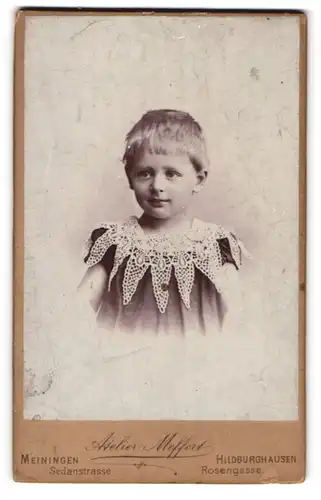 Fotografie Meffert, Meiningen, Portrait kleines Mädchen im zeitgenössischen Kleid