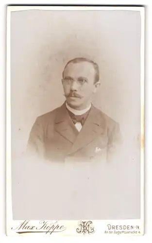 Fotografie Max Köppe, Dresden-N, Portrait elegant gekleideter Herr mit Zwicker und Schnurrbart