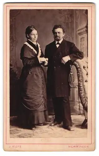 Fotografie J. Klotz, Memmingen, Portrait bürgerliches Paar in zeitgenössischer Kleidung