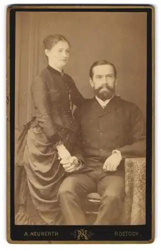 Fotografie A. Neuwerth, Rostock, Portrait Ehepaar in zeitgenössischen Kleidern