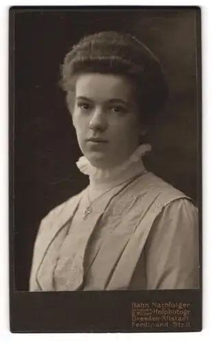 Fotografie Hahn Nachfolger, Dresden-Altstadt, Portrait modisch frisierte Frau in weisser Bluse