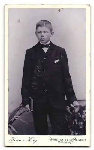 Fotografie Franz Kny, Questenberg-Meissen, Portrait Bursche im Konfirmationsanzug