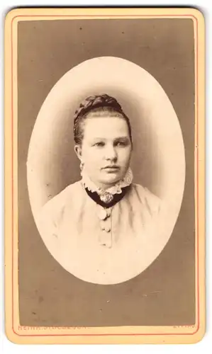 Fotografie Heinrich Strube jun., Zittau, Portrait junge Frau mit hübscher Frisur und Brosche