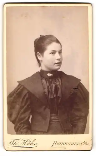 Fotografie Th. Höhn, Heidenheim a/br., Portrait junge Frau im schwarzen Kleid