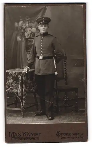 Fotografie Max Kämpf, Strassburg, Portrait Soldat mit Bajonett am Koppel