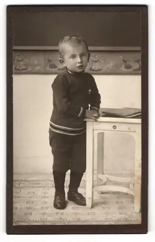 Fotografie Kurt Otto, Dessau, Portrait kleiner Junge in kurzen Hosen