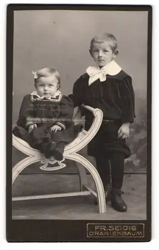 Fotografie Fr. Seidig, Oranienbaum, Portrait Kinder in schönen Kleidern