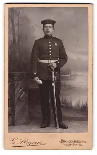 Fotografie G. Stegerer, Brandenburg a/H., Portrait Soldat mit Säbel und Orden an der Uniform