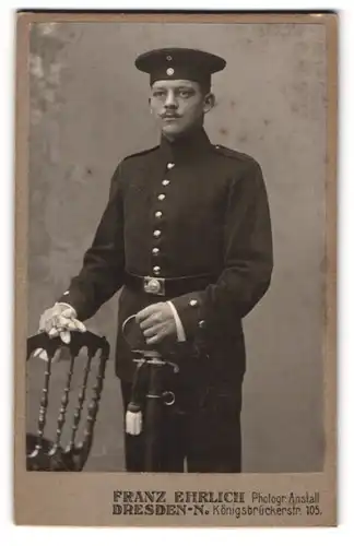 Fotografie Franz Ehrlich, Dresden-N., Portrait Soldat den Säbel vor sich haltend