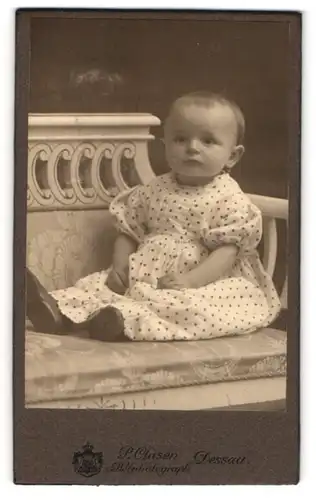 Fotografie P. Clasen, Dessau, Portrait süsses Baby im gepunkteten Kleidchen