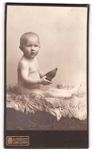 Fotografie A. Wertheim, Berlin, Portrait Kleinkind mit Spielzeug in Händen