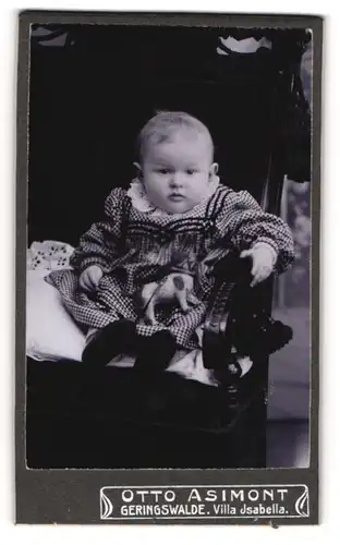 Fotografie Otto Asimont, Geringswalde, Portrait Baby im Kleidchen mit Spielzeug porträtiert