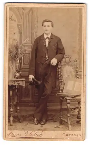Fotografie Franz Ehrlich, Dresden, Junger Mann im Anzug mit Mantel