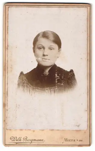 Fotografie Wilh Bergmann, Moers a/Rh., Junge Frau im Sonntagskleid mit zusammengestecktem Haar
