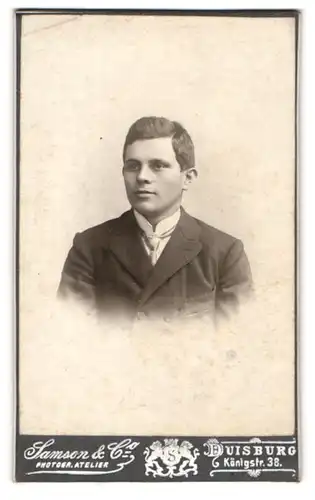 Fotografie Samson & Co., Duisburg, Junger Mann im Anzug