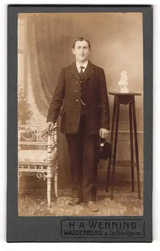 Fotografie H. A. Wenning, Wasserburg, Junger Mann im Anzug mit Hand auf Armlehne